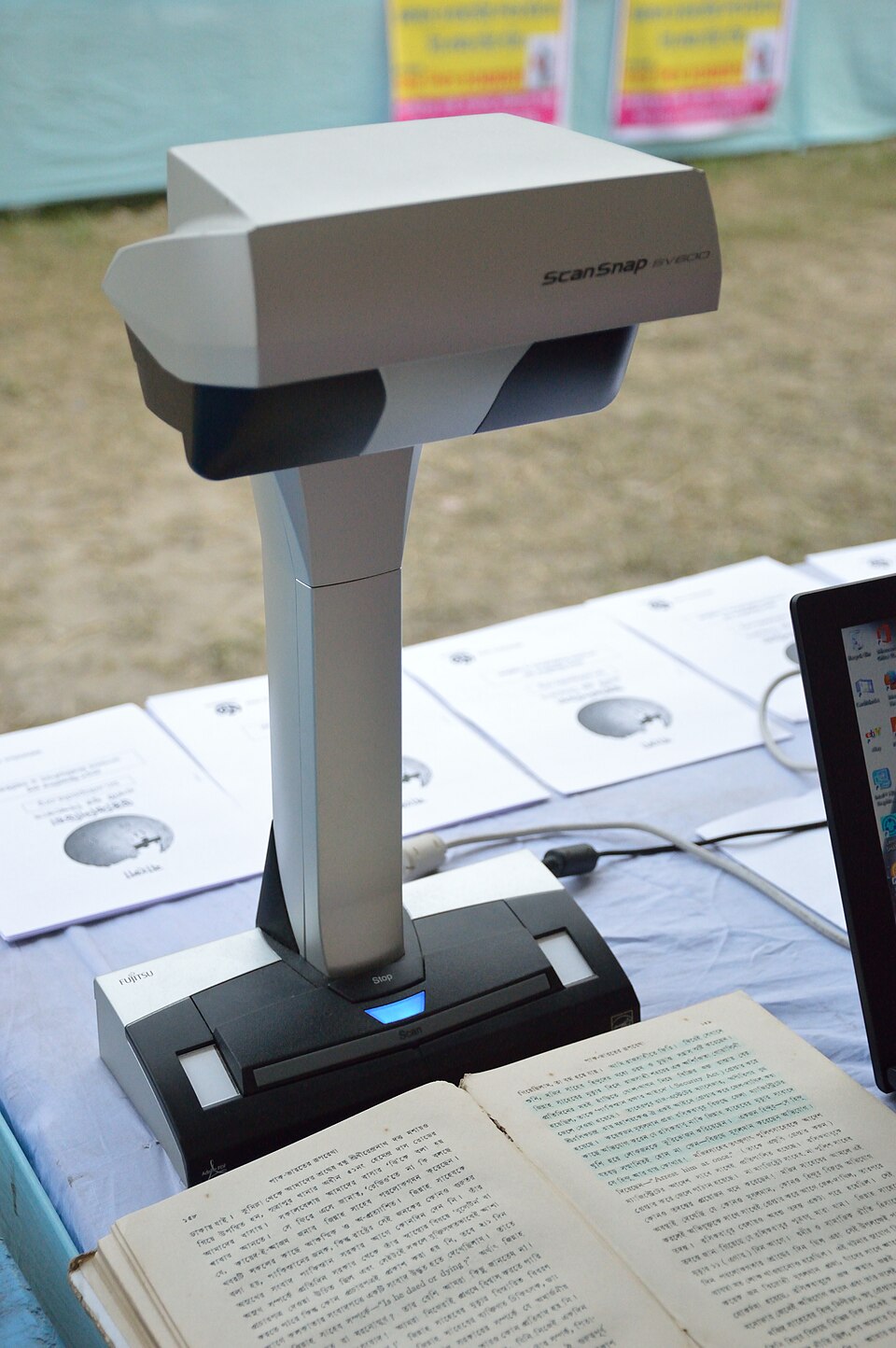 ScanSnap SV600 a digitalizar um livro